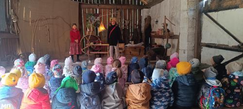 Pani Ewa i Pan Mariusz wraz z przedszkolakami