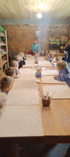 Grupa Smerfy podczas warsztatów z lepienia z gliny 