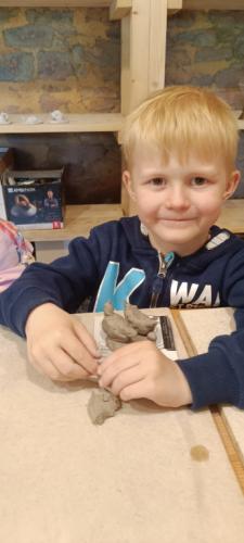 Gabryś lepi z gliny 