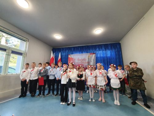 Grupowe zdjęcie uczestników przedstawienia.