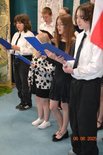 Chór śpiewa piosenkę