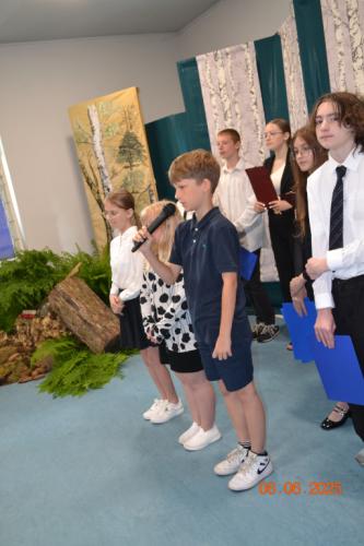 Uczniowie klasy czwartej recytują wiersz - Tam w polu daleko