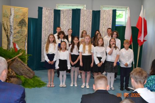 Uczniowie klasy drugiej i trzeciej recytują wiersz