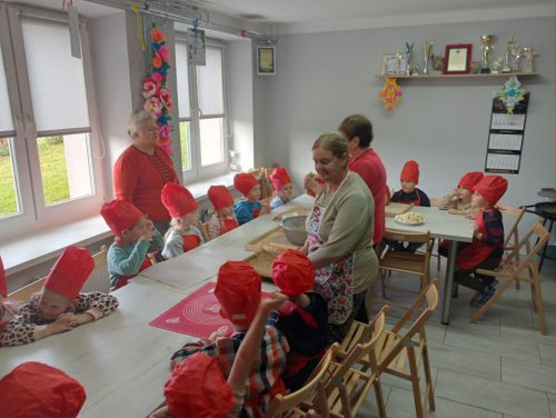 Panie KGW  z dziećmi z grupy Świętokrzyskie Nuteczki 