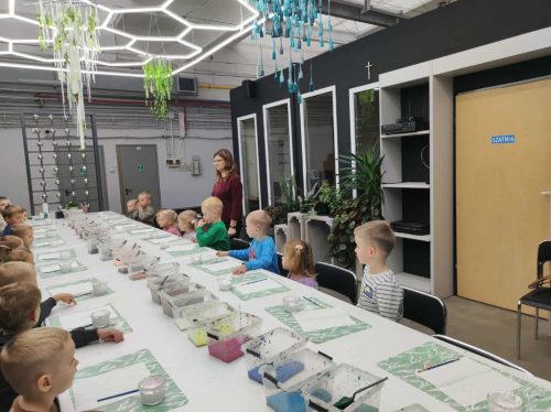 dzieci z grupy Biedroneczki na warsztatach z malowania bombek 