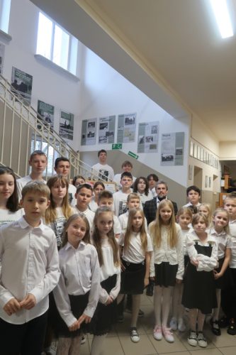 Uczniowie uczestniczący w  wystawie wraz z Dyrektorem szkoły.