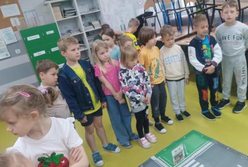 Uczniowie czekający na swoją kolej