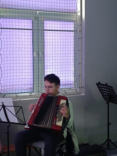 Marcel gra utwór Wojenko wojenko